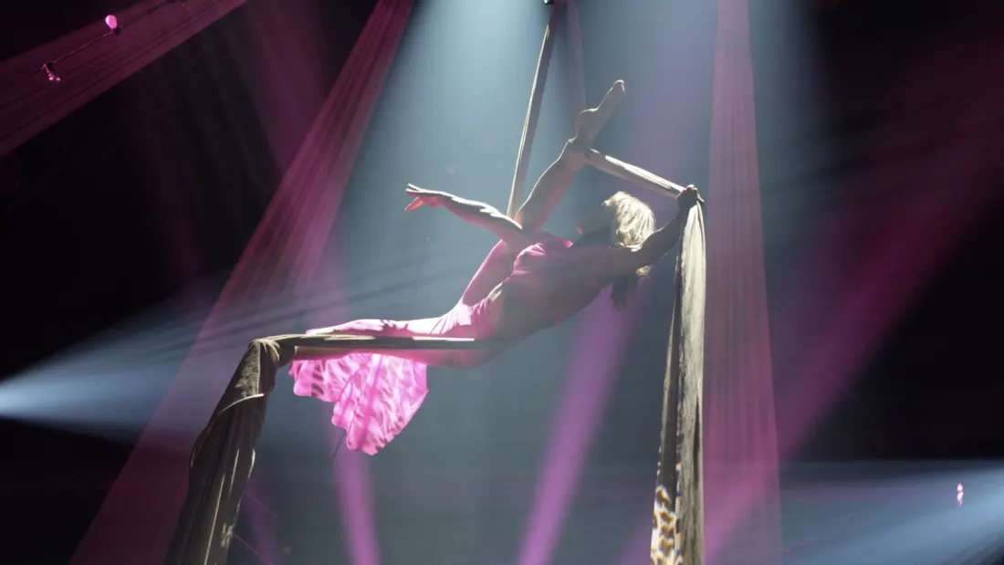 Numéro de tissu aérien capté en spectacle