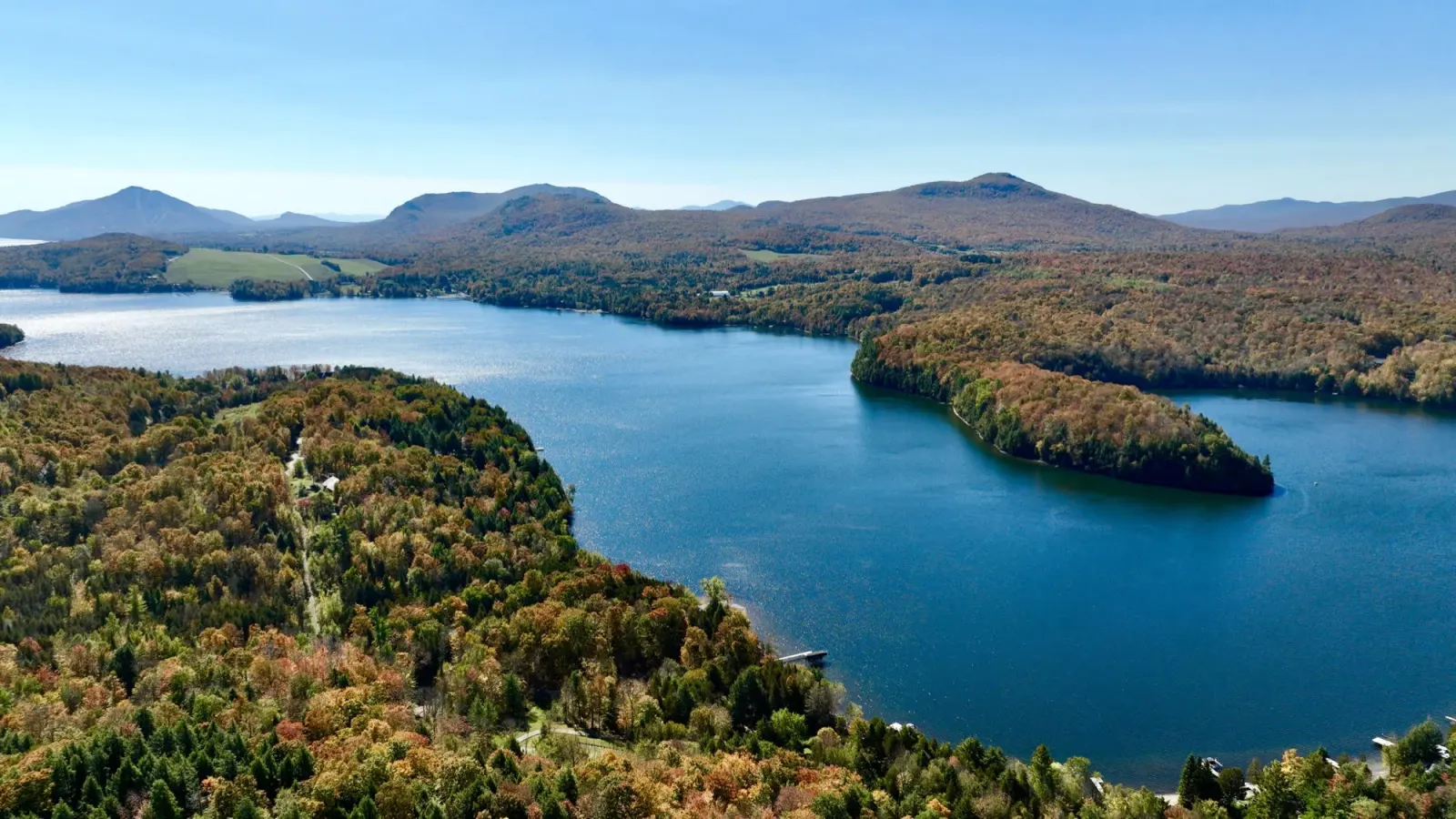 Lac et montagnes des Cantons-de-l'Est en couleurs d'automne, vue aérienne par drone