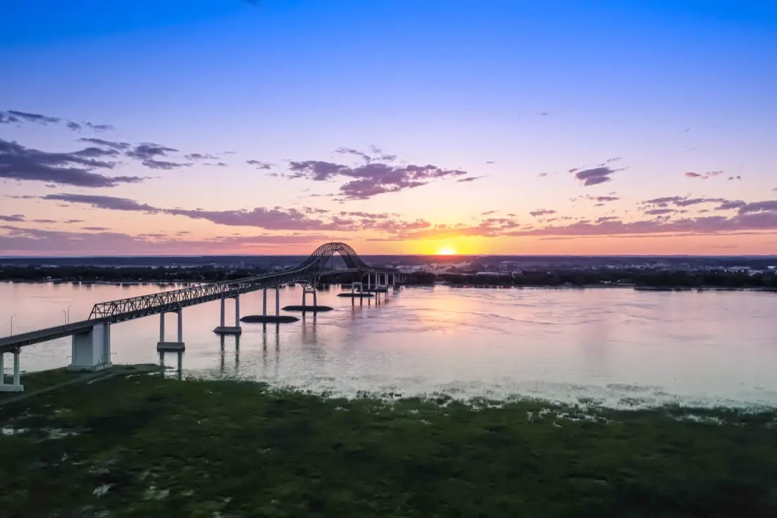 Pont Laviolette au coucher de soleil à Trois-Rivières, vue aérienne par drone