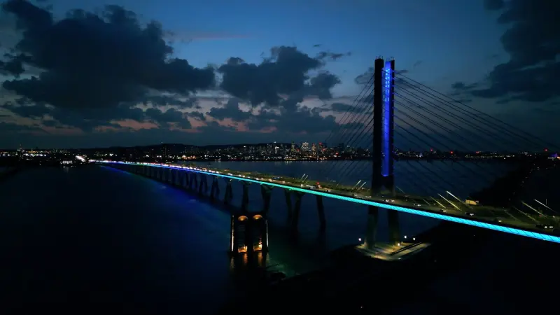 Pont Samuel-De Champlain filmé par drone à l'heure bleue