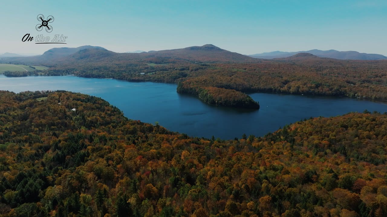 Couleurs d'automne à Austin, Cantons-de-l'Est, filmées par drone