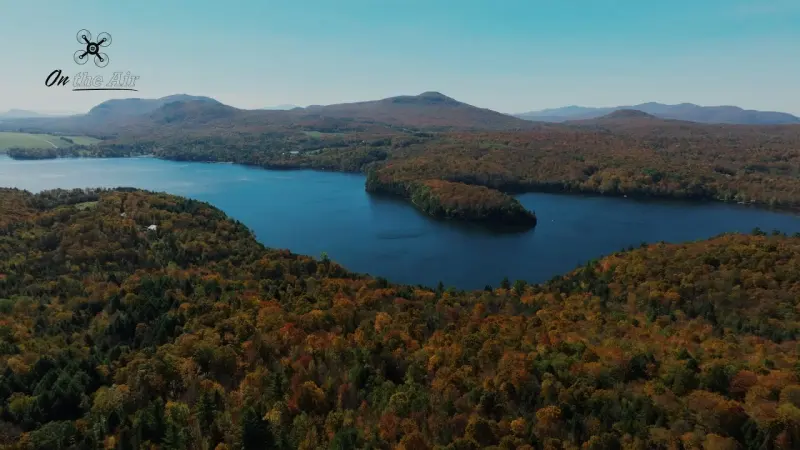 Couleurs d'automne à Austin, Cantons-de-l'Est, filmées par drone
